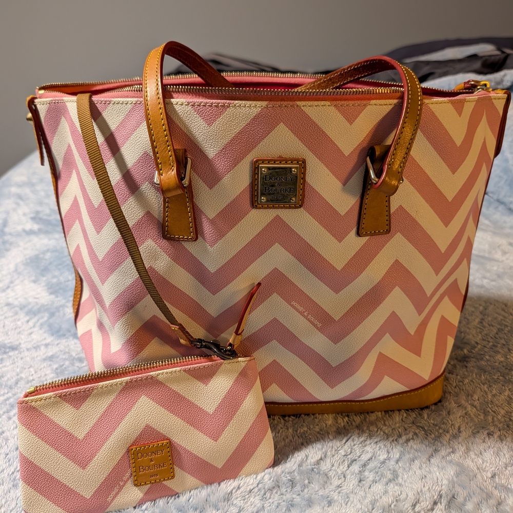 🚫🚫SOLD🚫🚫Dooney & Bourke Pink Chevron Tote Bag